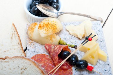 bir taş ile taze armut karışımı soğuk kesim