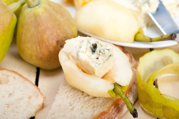 Cheese and pears — Stock Photo, Image