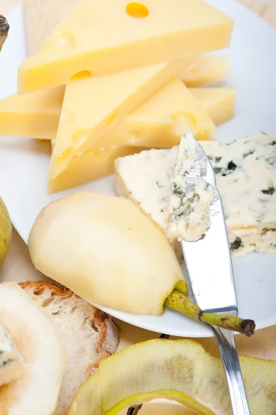 Peynir ve armut — Stok fotoğraf