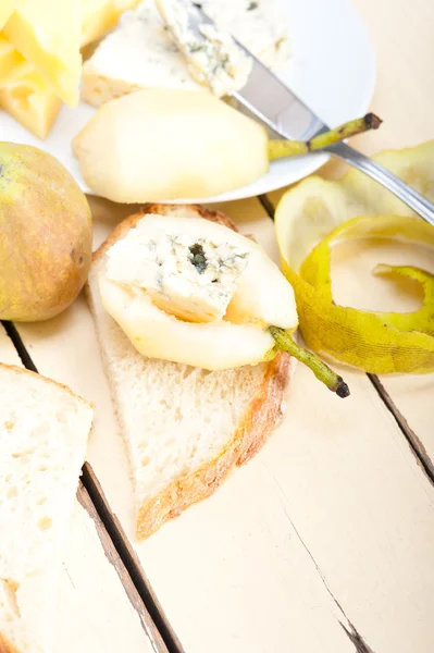 Cheese and pears — Stock Photo, Image