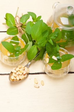 Arap geleneksel nane ve çam fıstığı çay