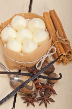 vanilya ve baharat kremalı pasta tatlı