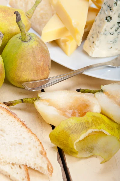 Fresh pears and cheese — Stock Photo, Image