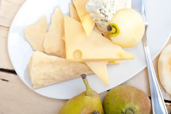 Taze armut ve peynir — Stok fotoğraf