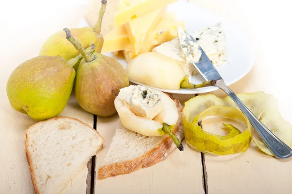 Cheese and pears — Stock Photo, Image