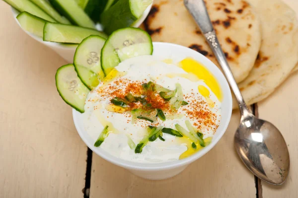 Salade arabe de yaourt de chèvre et de concombre du Moyen-Orient — Photo