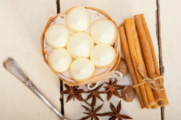 Vanilla and spice cream cake dessert — Stock Photo, Image