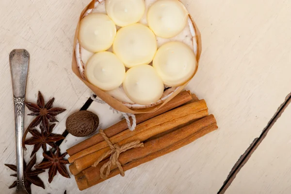 Dessert gâteau à la vanille et crème épice — Photo