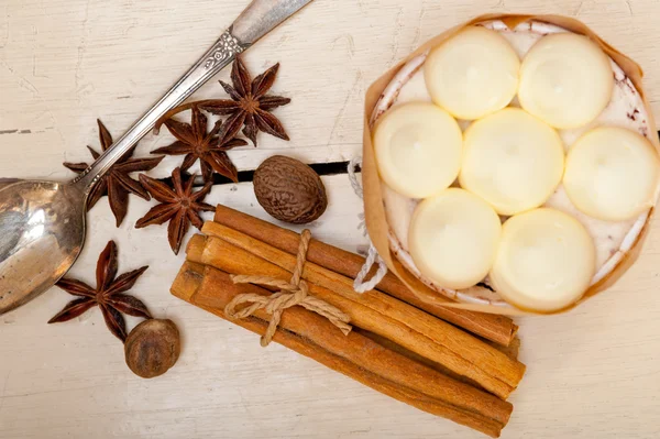 Vanilla and spice cream cake dessert — Stock Photo, Image