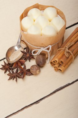 vanilya ve baharat kremalı pasta tatlı