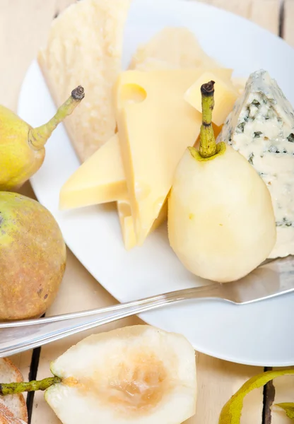 Peras frescas e queijo — Fotografia de Stock