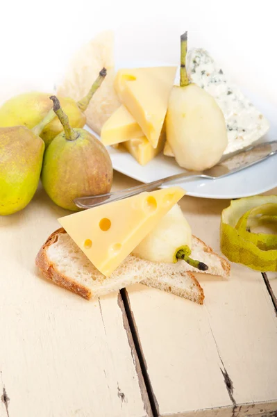 Taze armut ve peynir — Stok fotoğraf