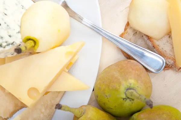Peras frescas y queso —  Fotos de Stock