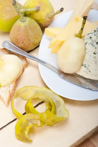 Cheese and pears — Stock Photo, Image