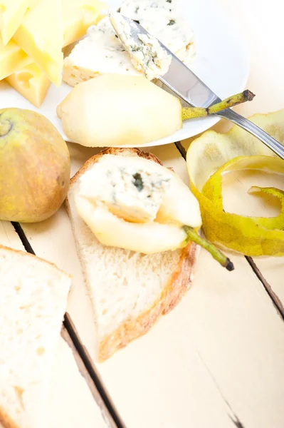 Cheese and pears — Stock Photo, Image