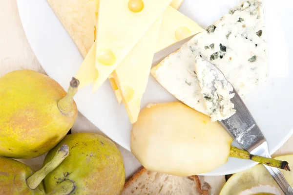 Cheese and pears — Stock Photo, Image