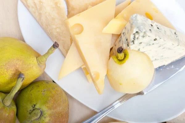 Peras frescas e queijo — Fotografia de Stock