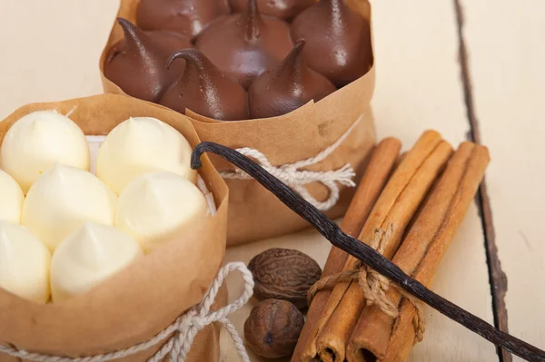 Cioccolato vaniglia e spezie torta alla panna dessert — Foto Stock