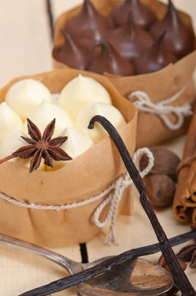 Čokoládový dezert tvarohový dort s piniovými vanilky a koření — Stock fotografie