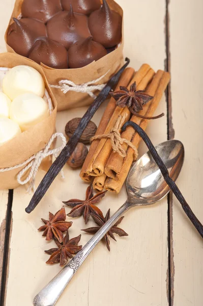 Chocolate baunilha e especiarias sobremesa bolo de creme — Fotografia de Stock