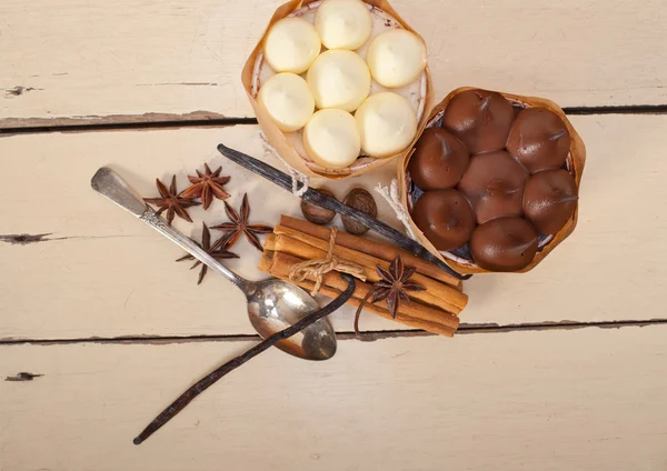 Schokolade Vanille und Gewürze Sahnetorte Dessert — Stockfoto