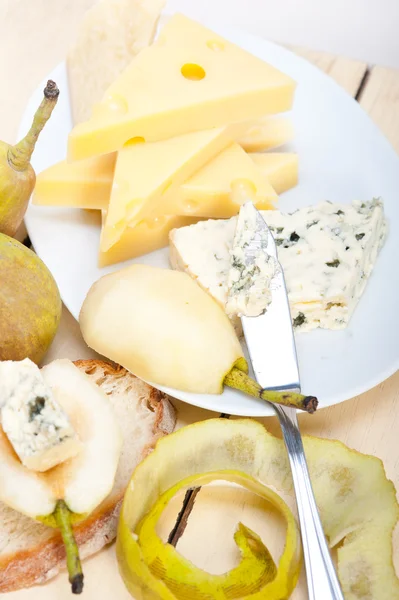 Peynir ve armut — Stok fotoğraf