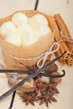 vanilya ve baharat kremalı pasta tatlı