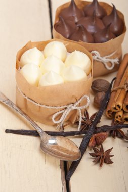 çikolata baharat ve vanilya kremalı pasta tatlı 