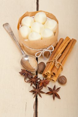 vanilya ve baharat kremalı pasta tatlı