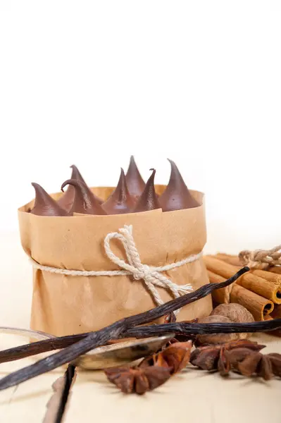 Chocolate baunilha e especiarias sobremesa bolo de creme — Fotografia de Stock