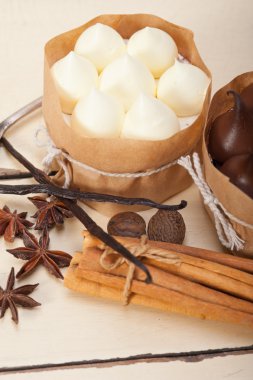 çikolata baharat ve vanilya kremalı pasta tatlı 