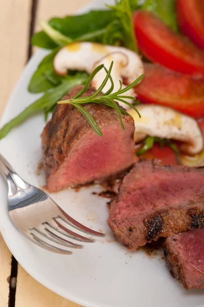 Filete de res mignon a la parrilla con verduras —  Fotos de Stock