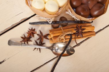 çikolata baharat ve vanilya kremalı pasta tatlı 