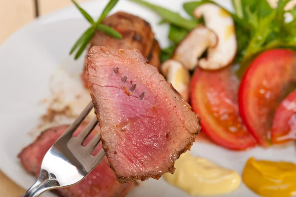 Filete de res mignon a la parrilla con verduras —  Fotos de Stock