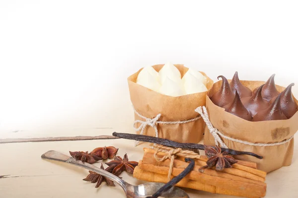 초콜릿 향신료와 바닐라 크림 케이크 디저트 — 스톡 사진