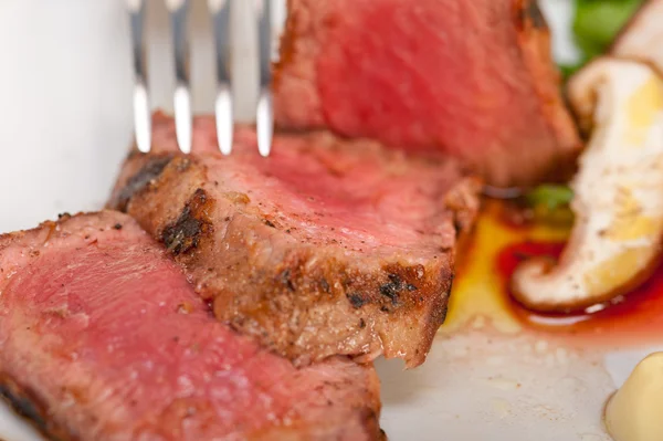 Filetto di manzo mignon grigliato con verdure — Foto Stock