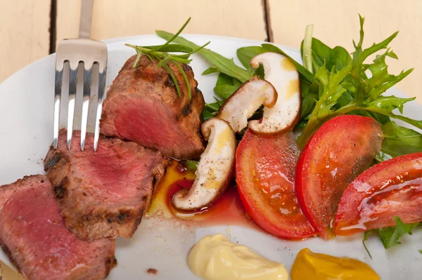 Beef filet mignon grilled with vegetables — Stock Photo, Image