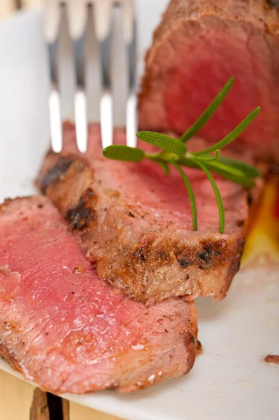 Rinderfilet Mignon mit Gemüse gegrillt — Stockfoto