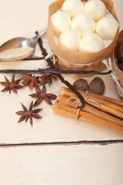 çikolata baharat ve vanilya kremalı pasta tatlı 