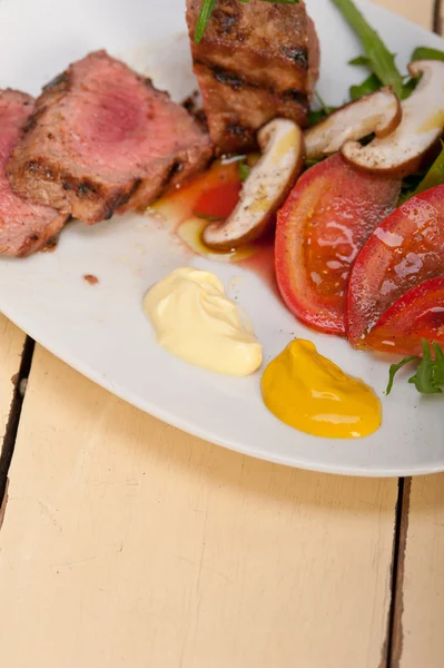 Filé de carne mignon grelhado com legumes — Fotografia de Stock