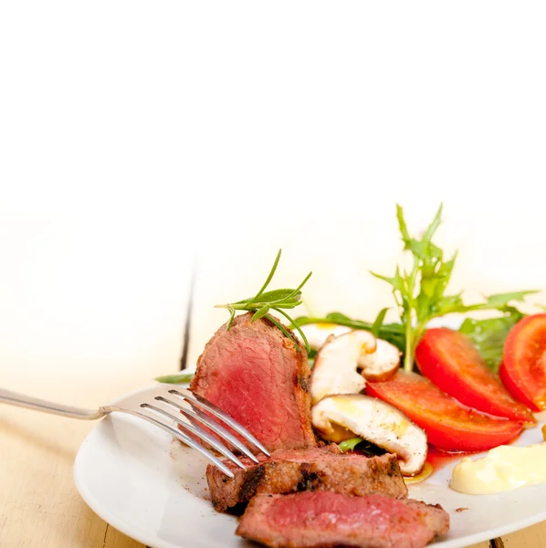 Filete de res mignon a la parrilla con verduras — Foto de Stock