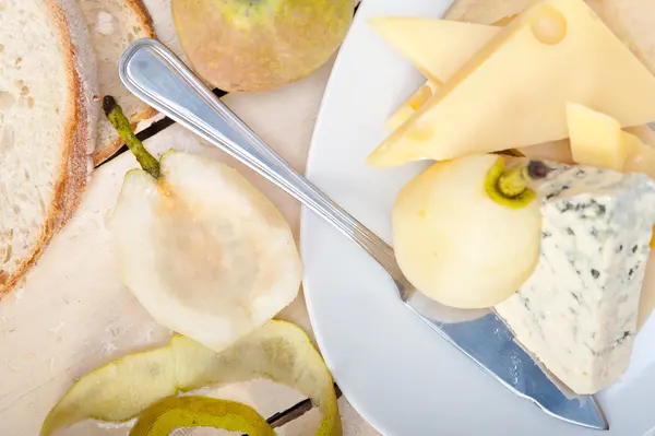 Peras frescas e queijo — Fotografia de Stock