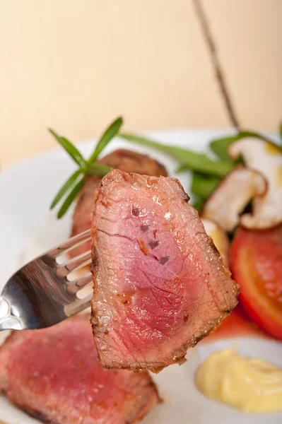 Rinderfilet Mignon mit Gemüse gegrillt — Stockfoto