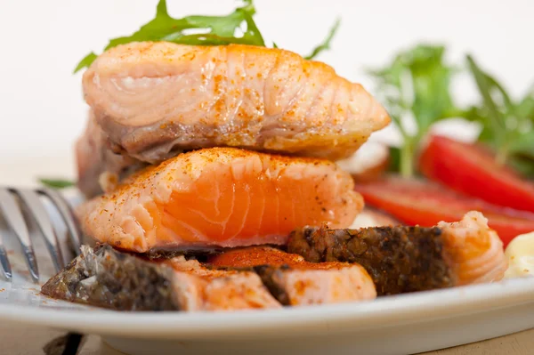 Filetto di samon alla griglia con insalata di verdure — Foto Stock