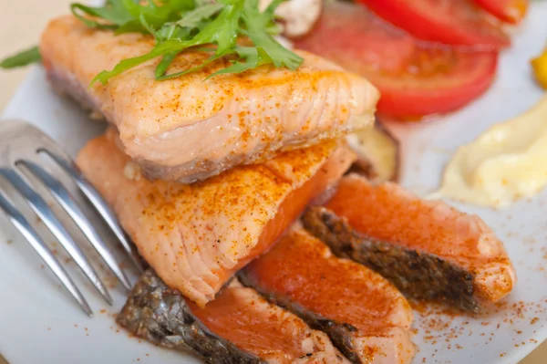 Filetto di samon alla griglia con insalata di verdure — Foto Stock