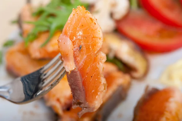 Grillowany filet samon z sałatka z warzyw — Zdjęcie stockowe