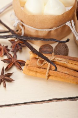 çikolata baharat ve vanilya kremalı pasta tatlı 