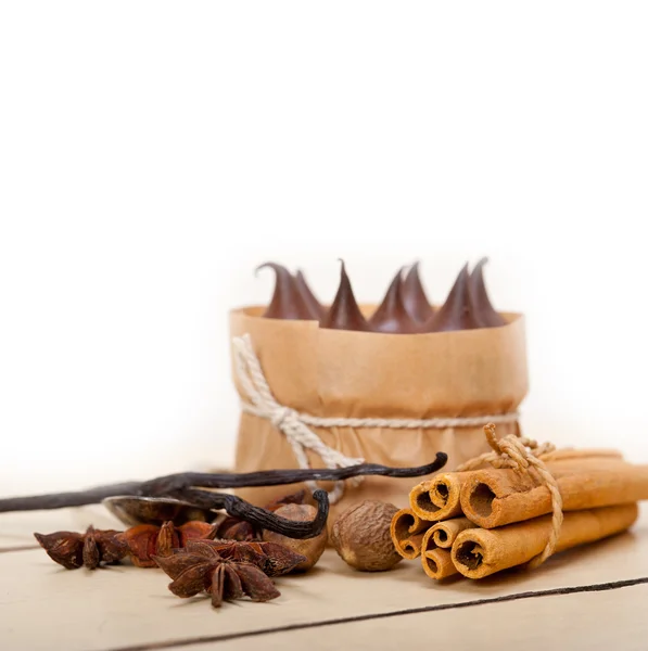 Çikolata baharat ve vanilya kremalı pasta tatlı — Stok fotoğraf