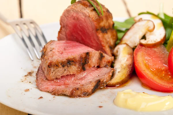 Filete de res mignon a la parrilla con verduras —  Fotos de Stock