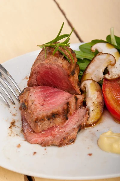 Beef filet mignon grilled with vegetables — Stock Photo, Image